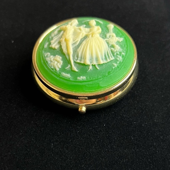 VINTAGE VICTORIAN CAMEO DANCING COUPLE TRINKET PILL BOX COMPACT - Picture 7 of 8